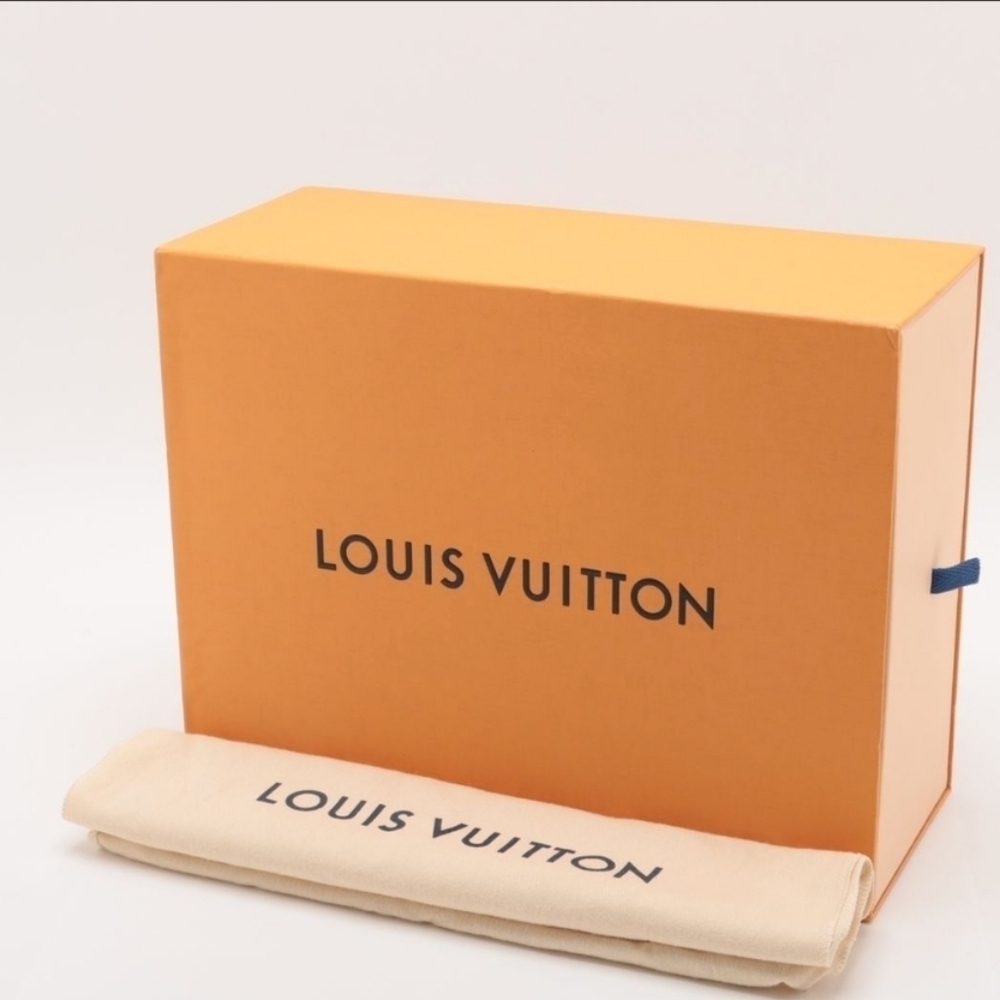 Authentic Louis Vuitton Damier Clapton Backpack - Picture 10 of 11